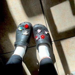New black crocs unisex, size M-5 W-7, accesories included